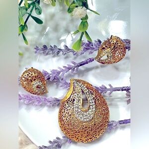 Spectacular Vintage Gold Brooch and Earrings